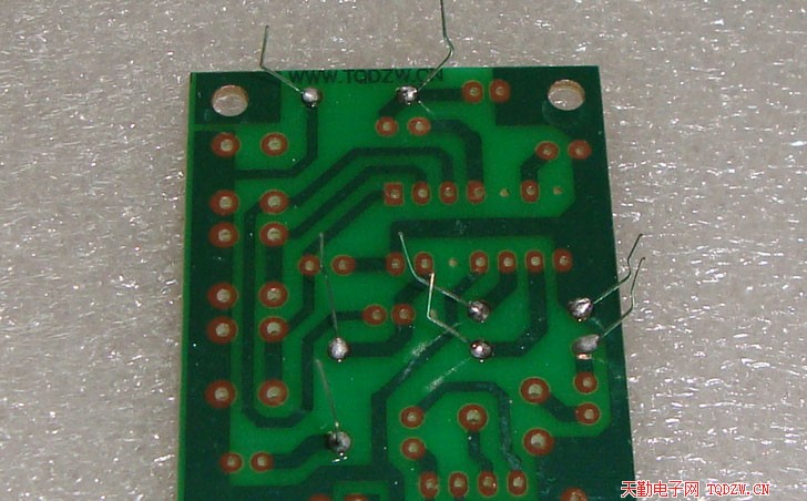 2,焊接前先将元件的引脚向外掰开一点,固定在电路板上