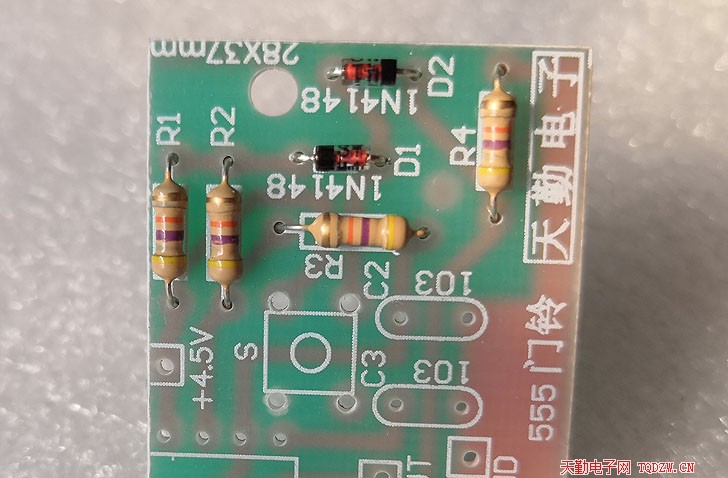 555门铃是是利用ne555时基集成电路组成的多谐振荡器实现模拟"叮咚"